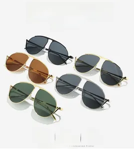 Détail de lunettes aviateur en métal avec monture double pont et divers verres teintés