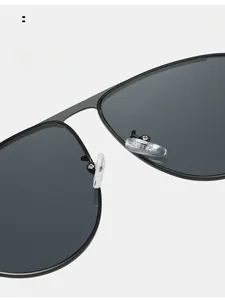 Gros plan détaillé des plaquettes de nez en silicone souple sur lunettes aviateur