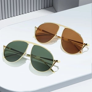 Lunettes de soleil aviateur classiques avec monture en métal doré et verres anti-UV