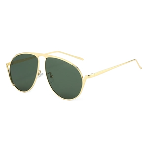 Lunettes de soleil aviateur classiques avec monture en métal doré et verres foncés