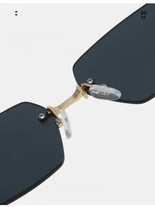 Detail van de gouden metalen brug en transparante siliconen neuspads van de randloze zonnebril
