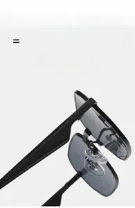 Detailansicht der leichten flexiblen Scharniere an schwarzer Sonnenbrille