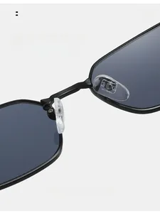 Details der bequemen Silikon-Nasenpads und des Metallrahmens der schwarzen Sonnenbrille