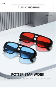Détail de deux lunettes aviateur avec verres rouges et bleus et monture noire épaisse