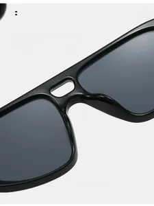 Détail des plaquettes de nez ergonomiques sur lunettes de soleil aviateur noires