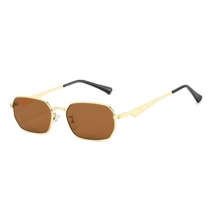 Moderne geometrische Metall-Sonnenbrille in Gold mit braunen Gläsern und UV-Schutz für 2025