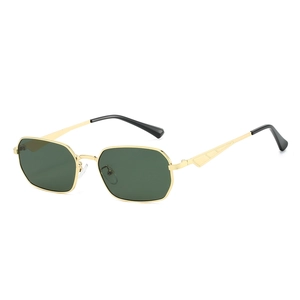 Moderne geometrische Gold-Metall-Sonnenbrille mit dunkelgrünen Gläsern in 45-Grad-Sicht