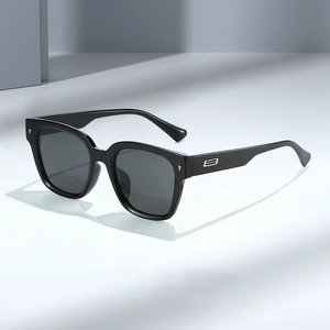 Square Frame Sunglasses UV400 Protection TR90 PC Material Rivet Decor Unisex Fashion Eyewear