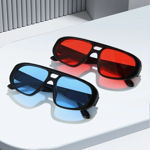 Lunettes de soleil pilote vintage avec verres rouges et bleus sur support blanc