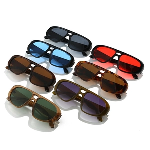 Variété de lunettes de soleil aviateur rétro avec verres colorés et montures plates