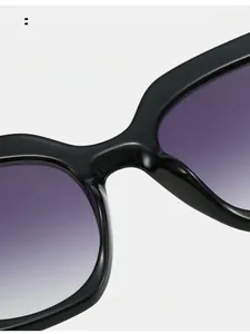 Dettaglio macro dei naselli confortevoli su occhiali da sole neri quadrati alla moda
