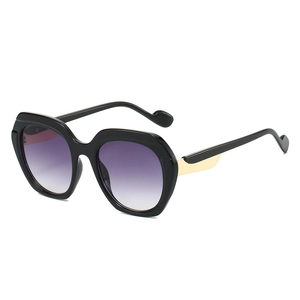 Occhiali da sole oversize neri con lenti sfumate viola e dettagli in metallo oro