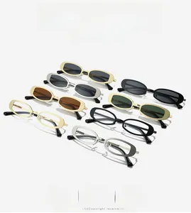 Plusieurs lunettes de soleil ovales en métal avec montures dorées et argentées sur fond blanc