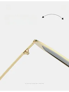 Détail de la charnière en métal robuste sur lunettes de soleil dorées avec vis de précision
