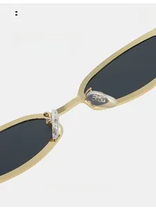 Détail macro des plaquettes de nez en silicone sur monture de lunettes dorée