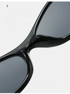 Dettaglio macro dei naselli neri integrati su questi occhiali da sole alla moda anti-UV