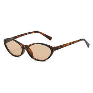 Occhiali da sole cat-eye alla moda con montatura tartarugata e lenti ambrate