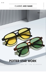 Détail de lunettes aviateur vintage avec verres jaunes et verts sur un socle blanc