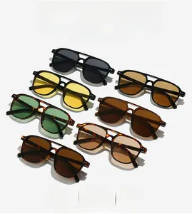 Vue détaillée de lunettes de soleil aviateur en sept couleurs avec monture à double pont