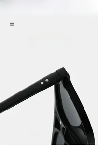 Détail de lunettes aviateur rétro montrant des branches élastiques et rivets en argent