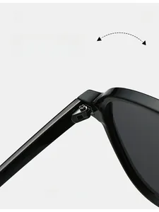 Détail de la charnière métallique robuste sur monture de lunettes aviateur noire avec pliage