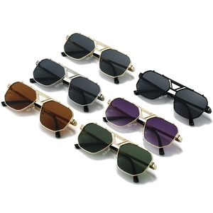 Square oversized sunglasses for women with hollow V-shaped bridge and gradient lenses