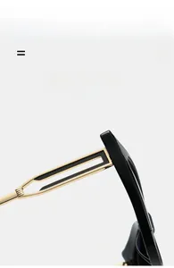 Détail de lunettes chat avec branches en métal doré ajouré et monture ultra élastique