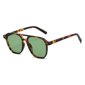 Lunettes de soleil aviateur rétro en écaille avec verres verts et double pont classique