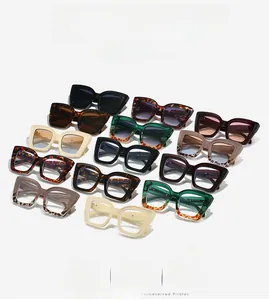 Flache Ansicht der Retro-Katzenaugen-Sonnenbrillen in Farben wie Schildpatt und Grün