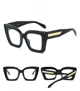 Detailansicht der Retro-Cat-Eye-Sonnenbrille mit goldener Textur und blauem Innenrahmen