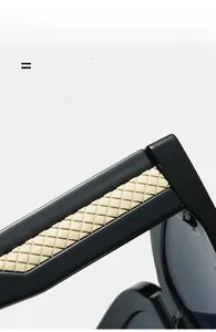 Detail der schwarzen Cat-Eye-Sonnenbrille mit goldener Metalleinlage und flexiblem Bügel
