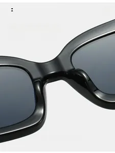 Detail der ergonomischen Nasenpads an der schwarzen Retro-Cateye-Sonnenbrille