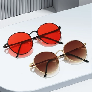 Lunettes de soleil rondes en métal rétro avec verres rouges et dégradés marron, vue 45°