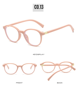 Détail de lunettes rondes roses avec rivets dorés et verres anti-lumière bleue