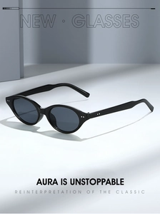 Vue détaillée de lunettes de soleil ovales rétro avec monture noire et rivets métalliques