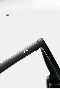 Détail de lunettes de soleil noires légères montrant des charnières élastiques et points argent