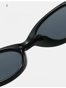 Détail des plaquettes de nez intégrées sur lunettes de soleil ovales noires