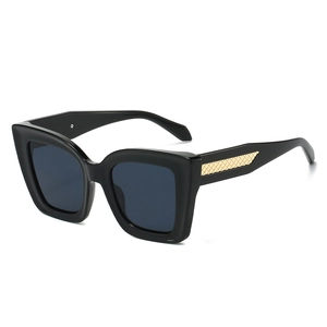 Klassische schwarze Vintage-Cat-Eye-Sonnenbrille mit goldenen Webdetails am Rahmen