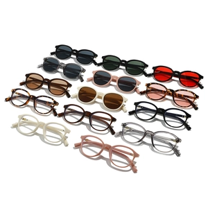 Collection de lunettes de soleil rondes rétro en couleurs variées sur fond blanc