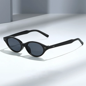 Lunettes de soleil ovales noires avec rivets argentés et verres gris, vue de 45 degrés