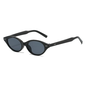 Lunettes de soleil ovales noires classiques avec verres foncés et détails métalliques
