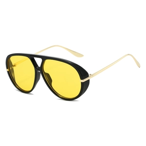 Fashion aviator sunglasses with yellow lenses, black frames and gold metal temples