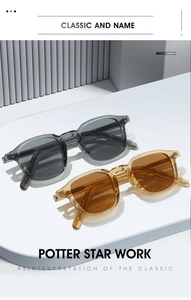 Gros plan de lunettes de soleil carrées rétro en gris et orange sur socles blancs