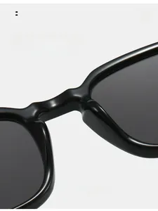Détail macro des plaquettes de nez intégrées sur des lunettes de soleil noires tendance