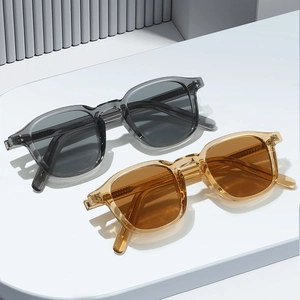 Lunettes de soleil carrées classiques avec montures grises et ambrées transparentes