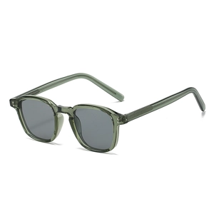 Lunettes de soleil rétro avec monture carrée en résine et verres gris foncé fond blanc