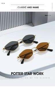 Detailansicht der polygonalen Metall-Sonnenbrille in Schwarz und Braun auf einem Ständer