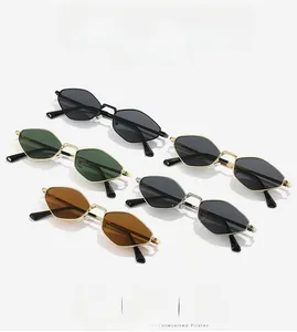 Detailansicht der farbigen Gläser und Metallrahmen der achteckigen geometrischen Sonnenbrille