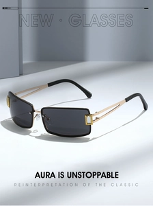 Détail de lunettes de soleil Y2K sans monture avec cadre doré et cristaux sur les branches