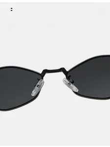 Makroansicht verstellbarer Silikon-Nasenpads an einer schwarzen Metallsonnenbrille